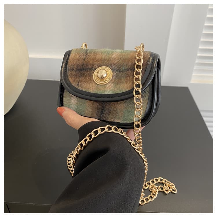 Bolsa de hombro de lana a cuadros con contraste retro