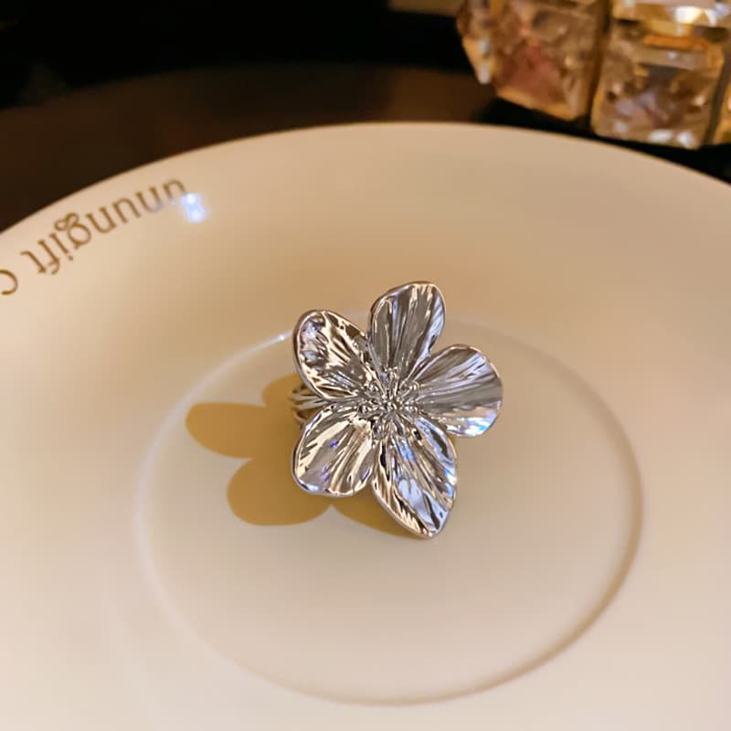 Anillo plateado con pétalos de flor