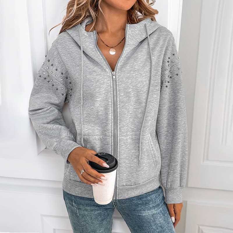 Sudadera con capucha y remaches de moda para mujer