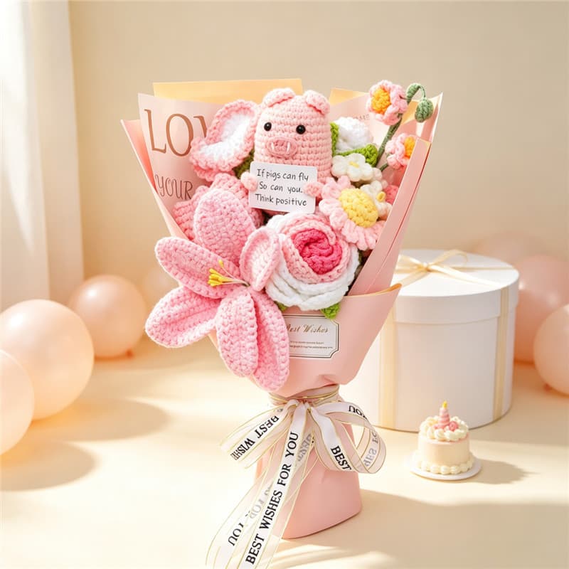 Ramo de flores tejidas con muñeca de cerdo