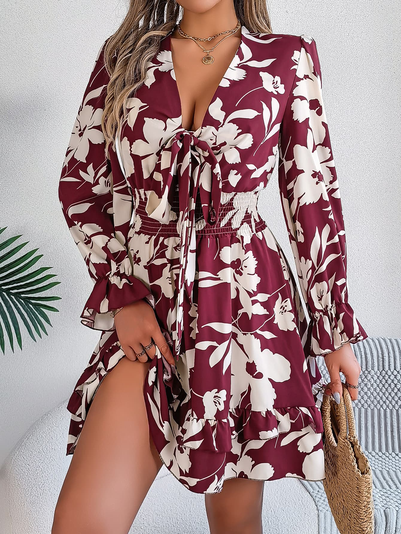 Vestido evasé de flores con mangas largas y borde ondulado