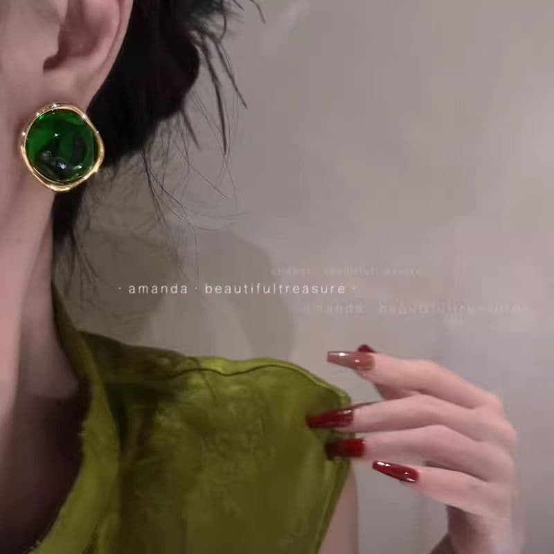 Aretes cuadrados con gema verde estilo Hong Kong retro