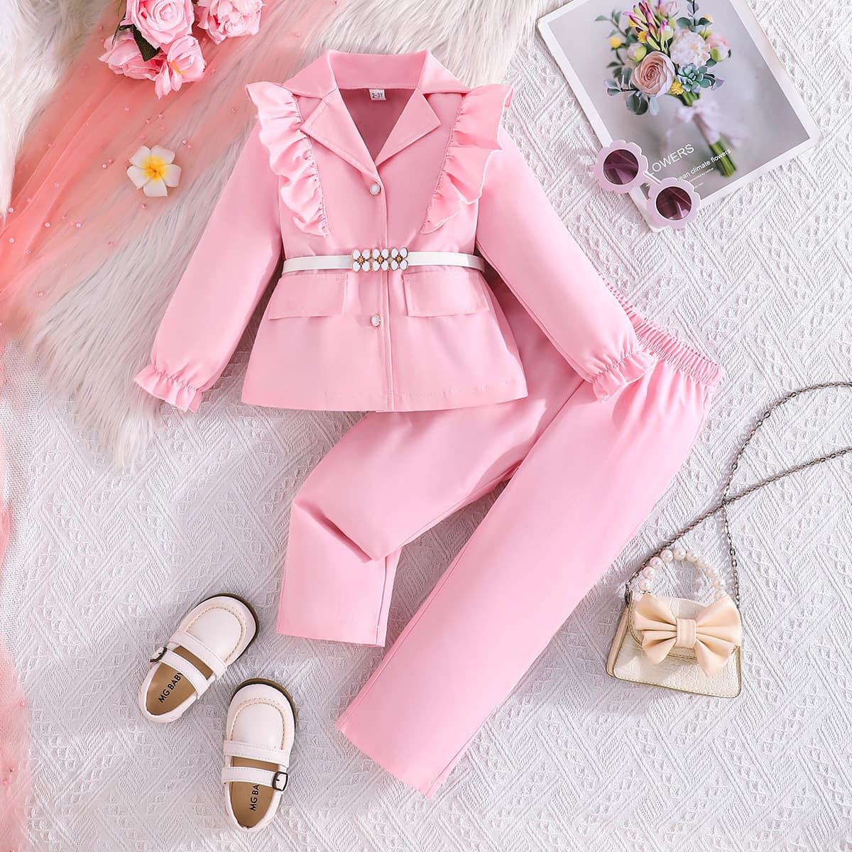 Conjunto infantil de tres piezas con blazer volantes y cinturón