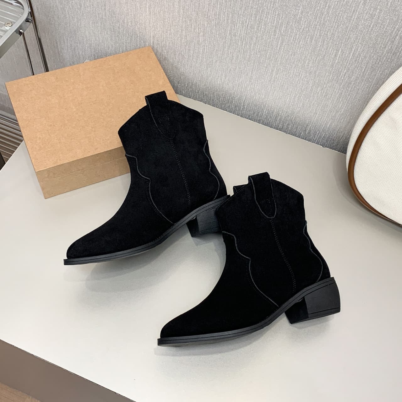Botines ante punta puntiaguda estilo vaquero