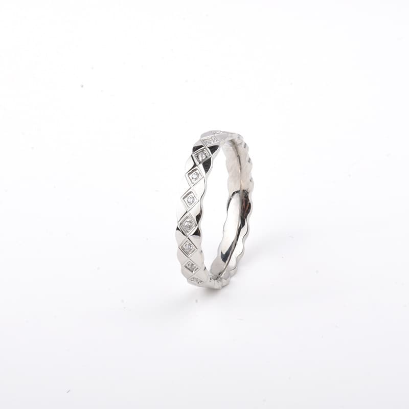 Anillo con patrón de diamantes y diseño simple