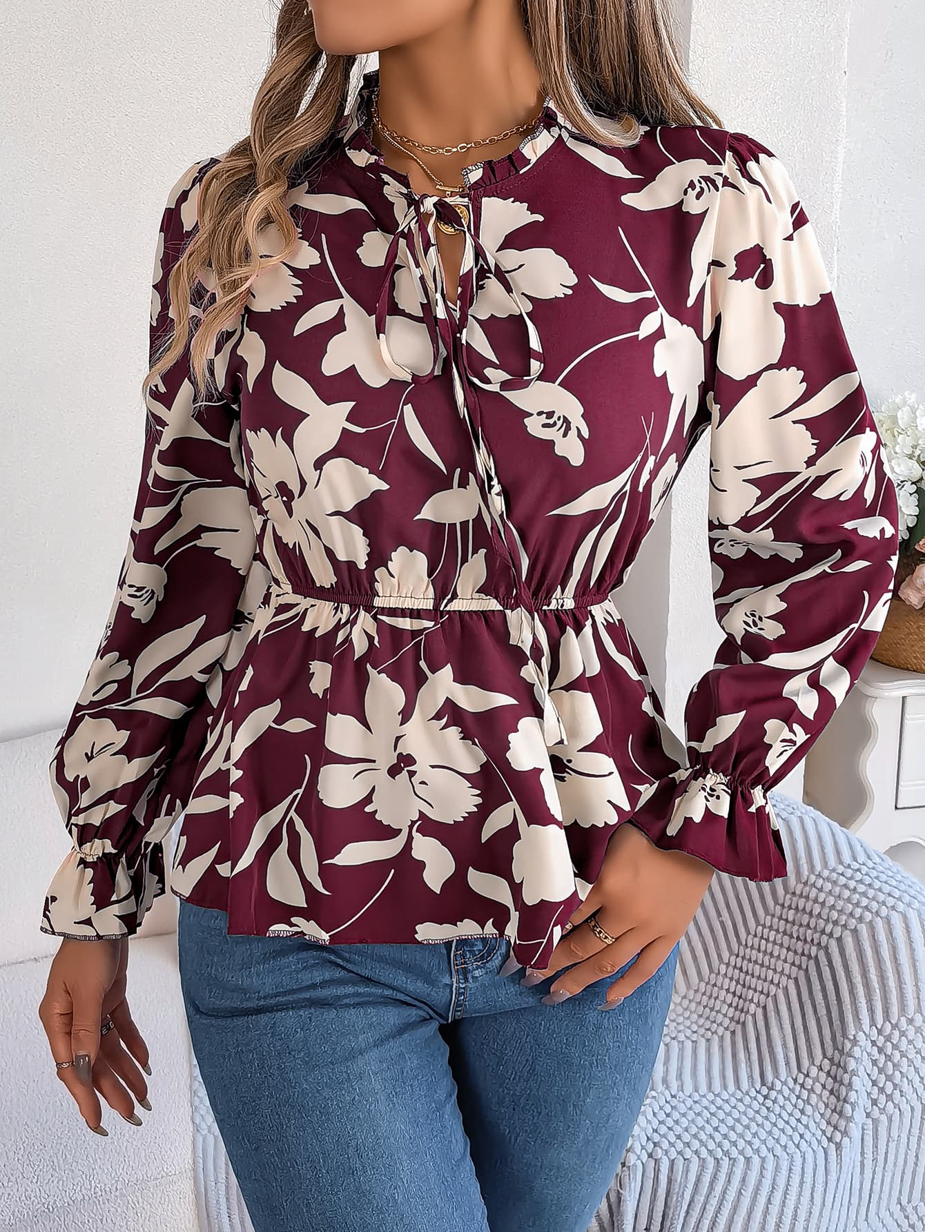 Blusa de gasa floral con mangas largas y cintura anudada