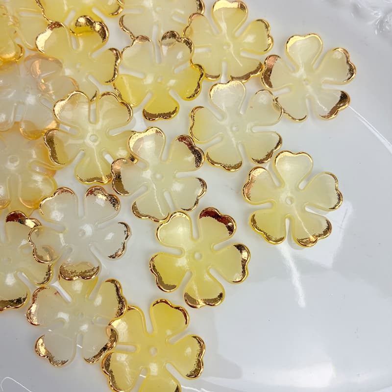 Cuentas de flor de ciruela de 5 pétalos acrílicas con ribete dorado