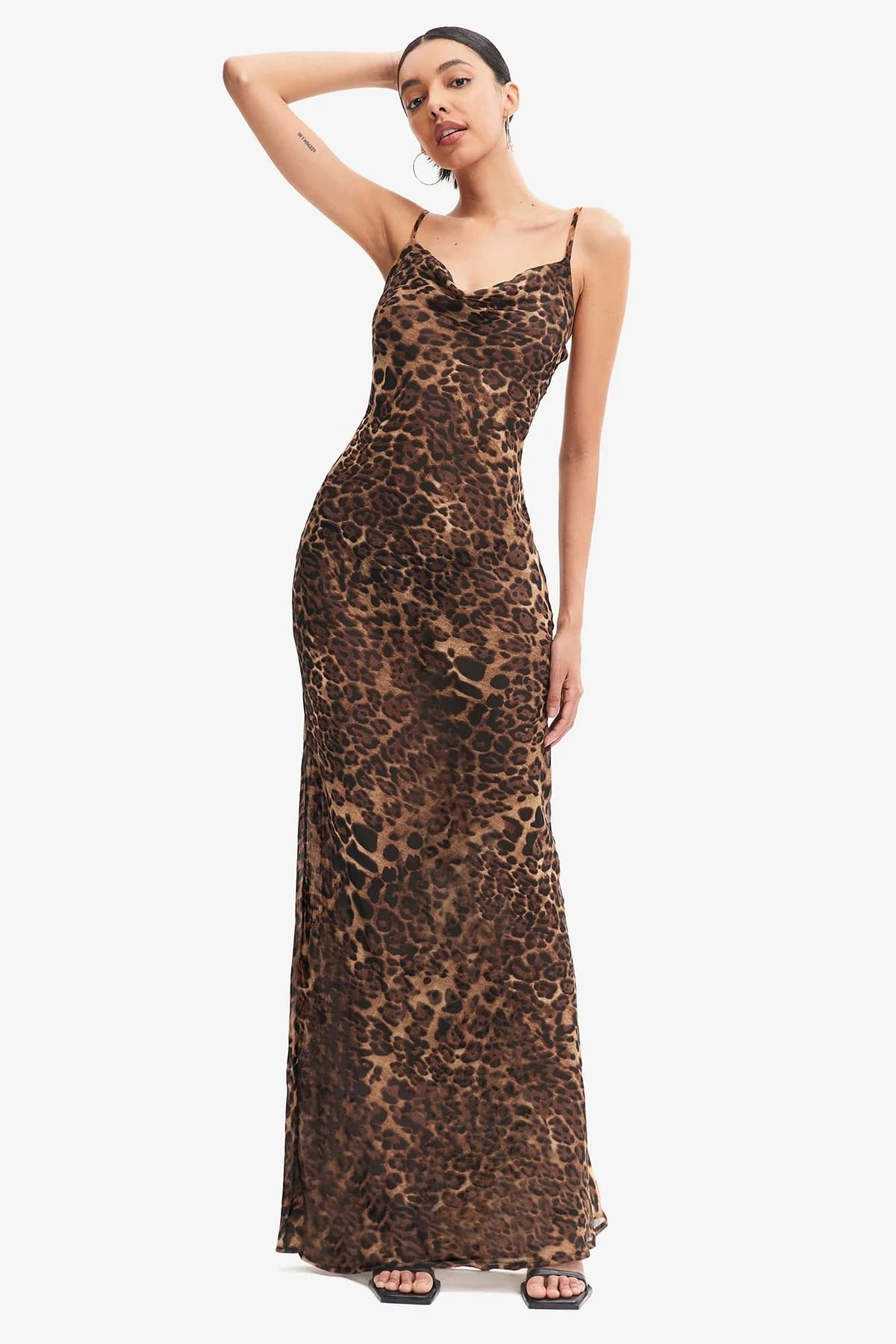 Vestido leopardo con tirantes y espalda descubierta