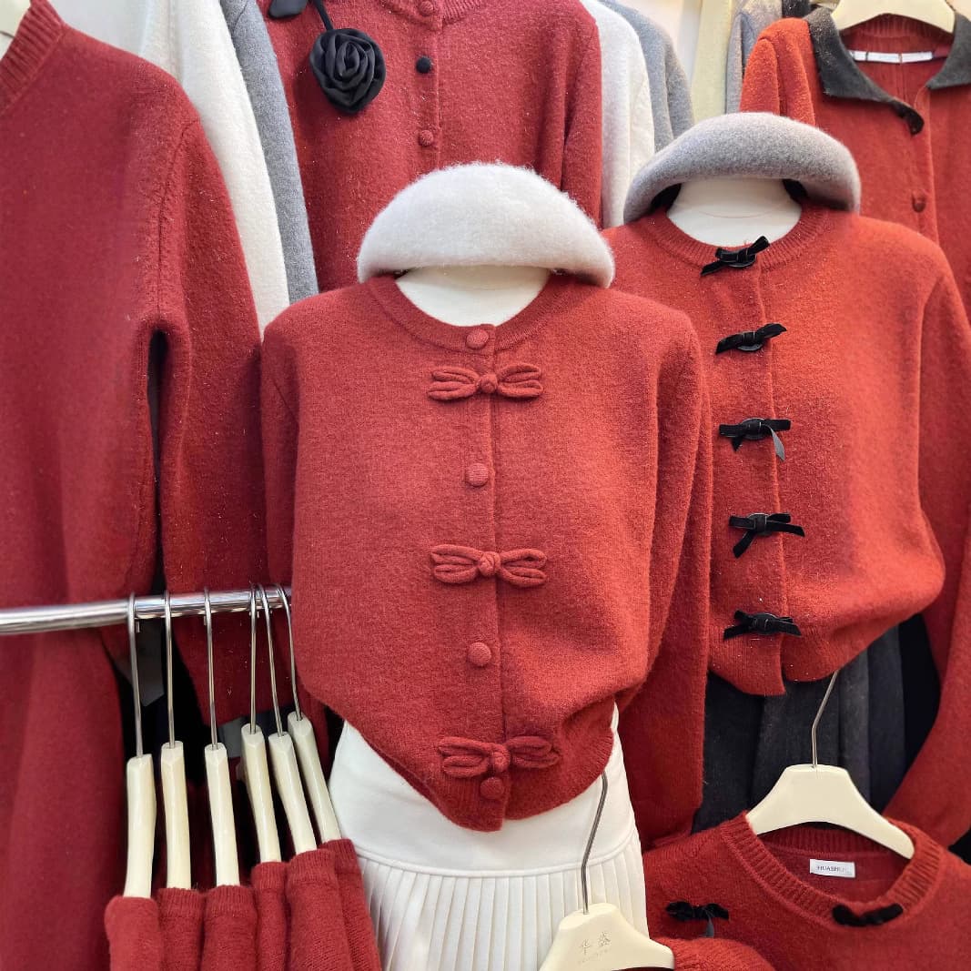 Cardigan rojo con nudo chino y cierre ancho