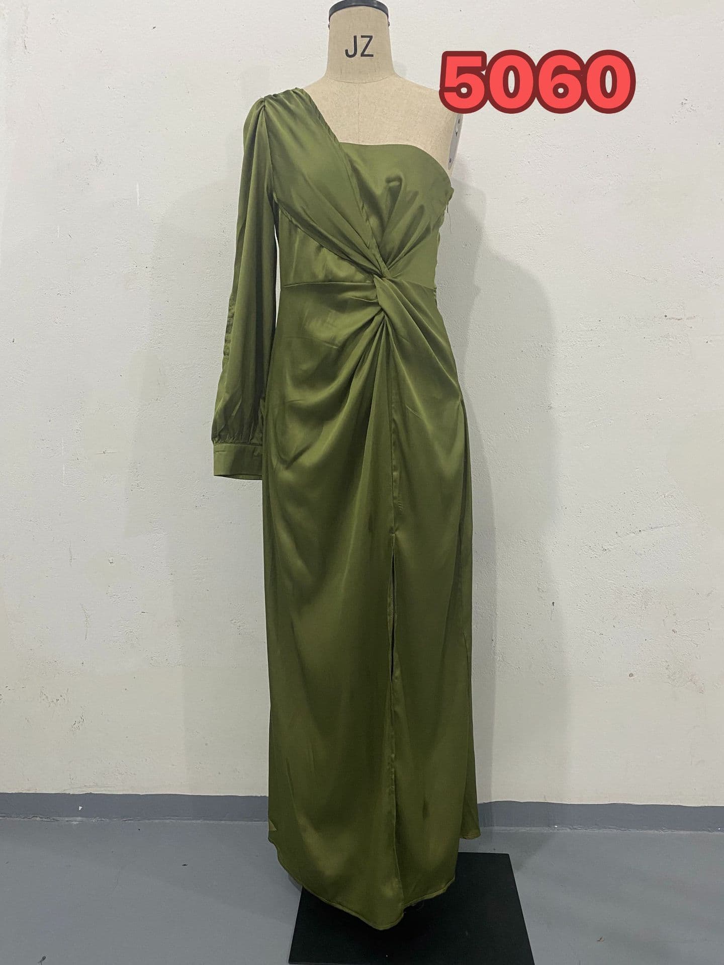 Vestido largo asimétrico con cintura ajustable