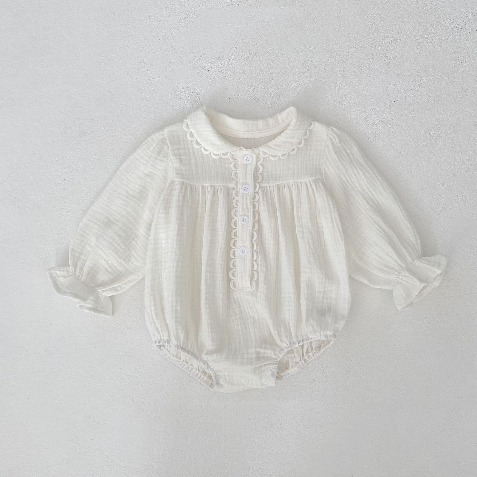 Enterizo para niña con solapas dobles, manga larga color beige