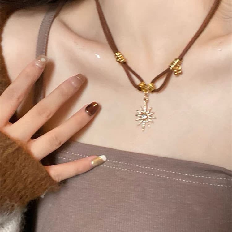 Collar vintage con colgante de girasol y estrellas