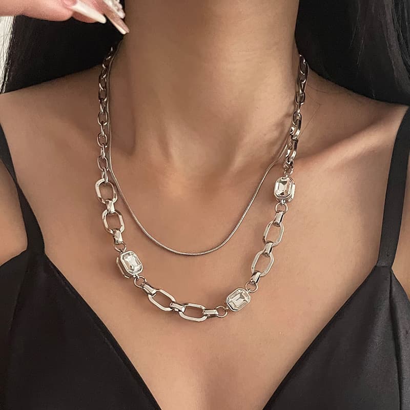 Collar minimalista con diamante cuadrado