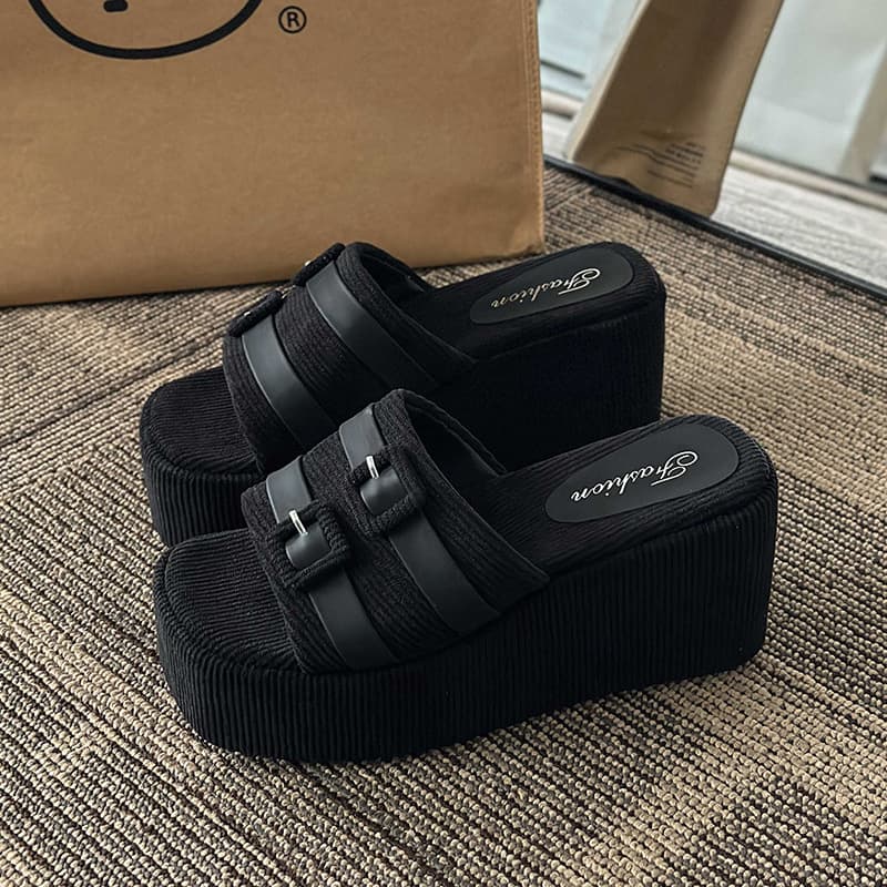 Sandalias de cuña simple y versátil