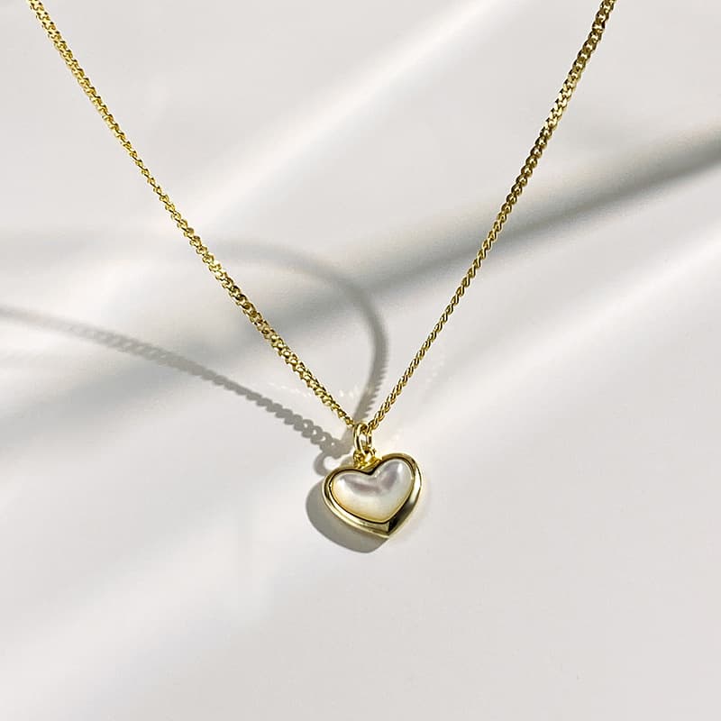 Collar de plata con diseño de corazón