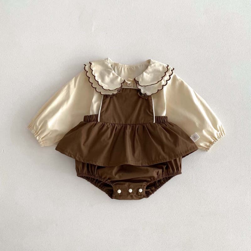 Mameluco de niña con cuello muñeca y tirantes largos