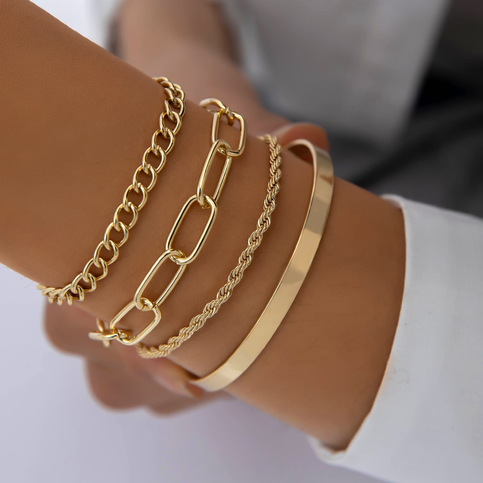 Juego de cuatro pulseras de cadena dorada gruesa