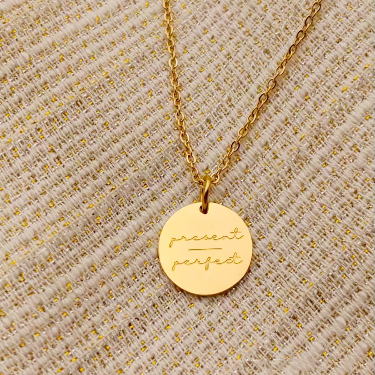 Collar de acero titanio con colgante redondo y letras