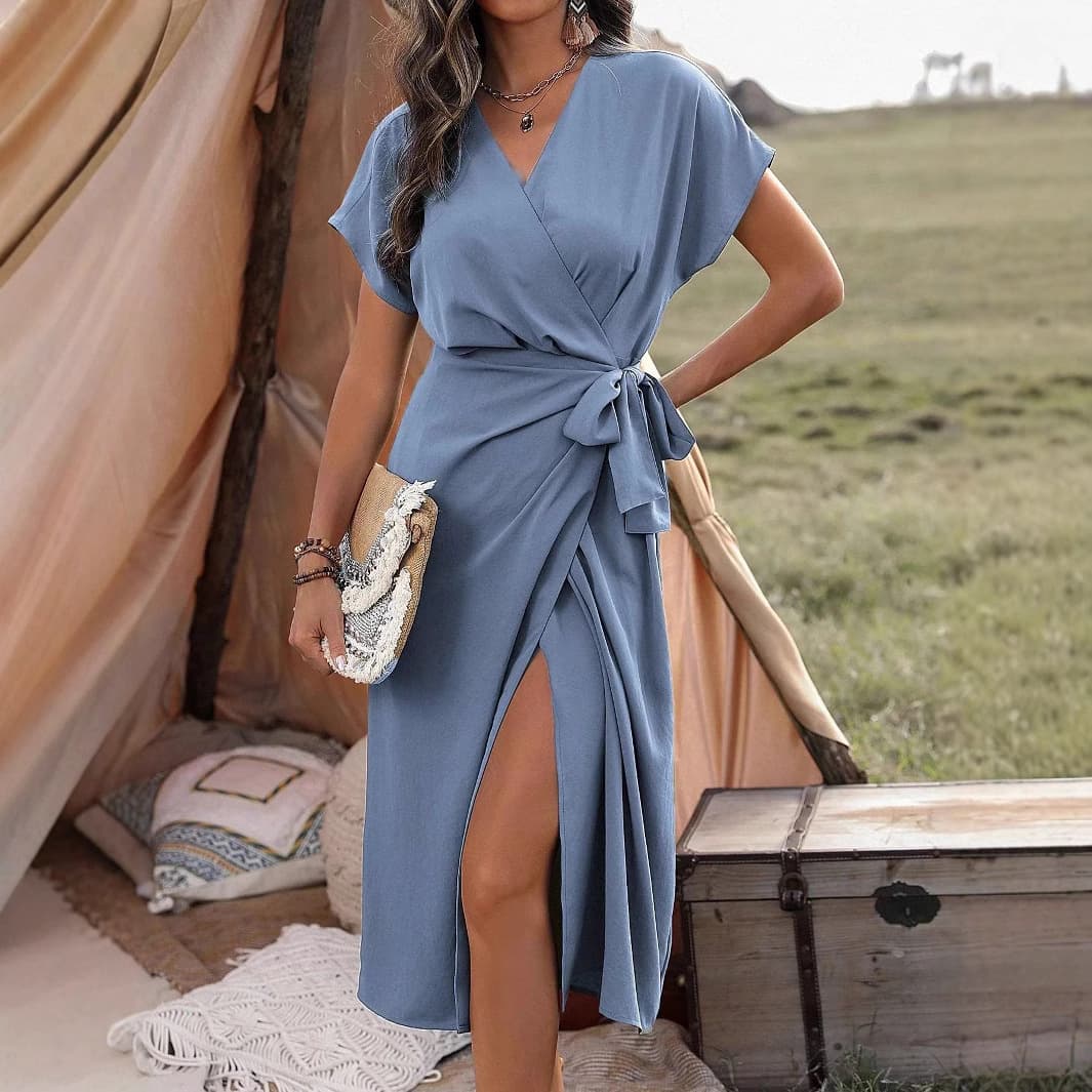 Vestido de trabajo con tirantes y diseño asimétrico
