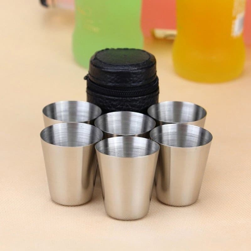 Set de vasos de acero inoxidable con portavasos