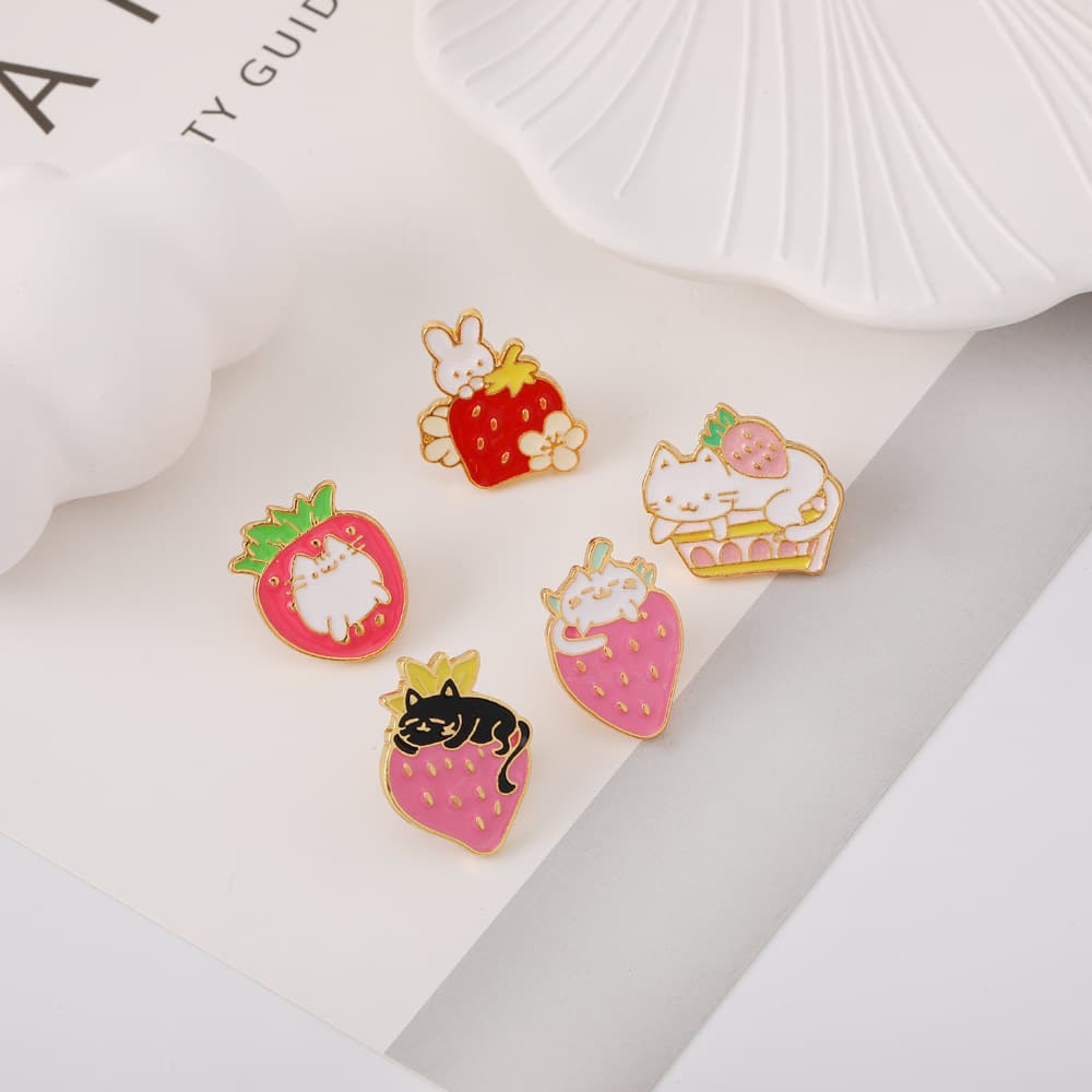 Broche gato fresa con esmalte óleo