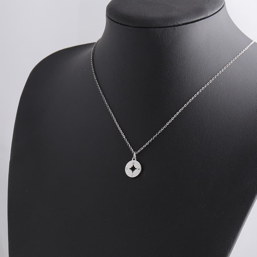 Collar de acero inoxidable con forma de brújula