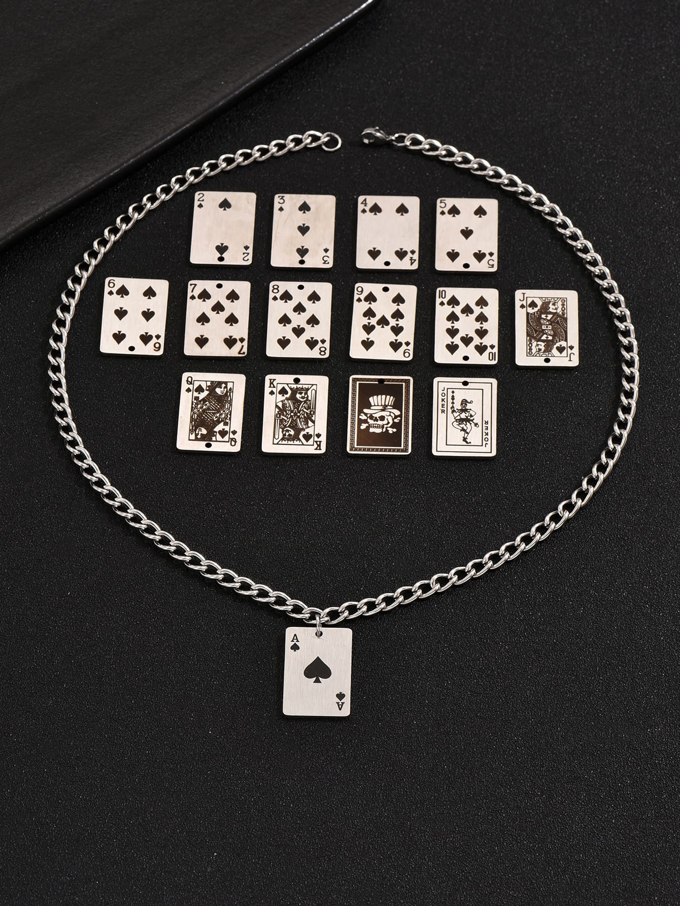 Collar de acero titanium con diseños de cartas de póker