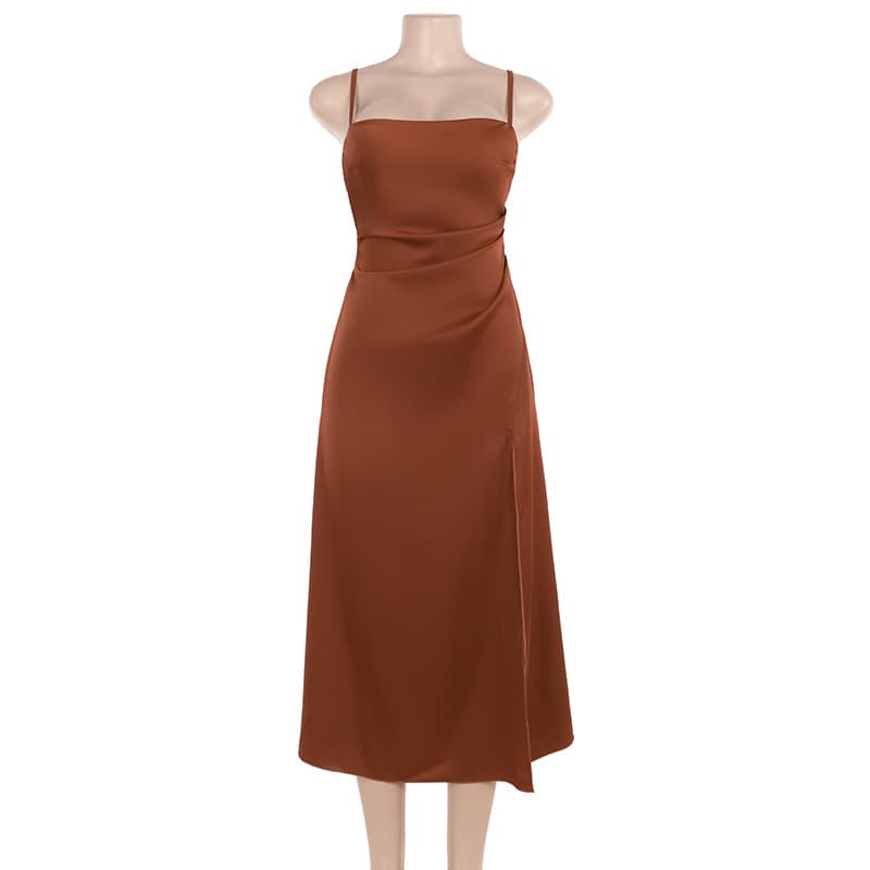 Vestido plisado de cintura con abertura elegante