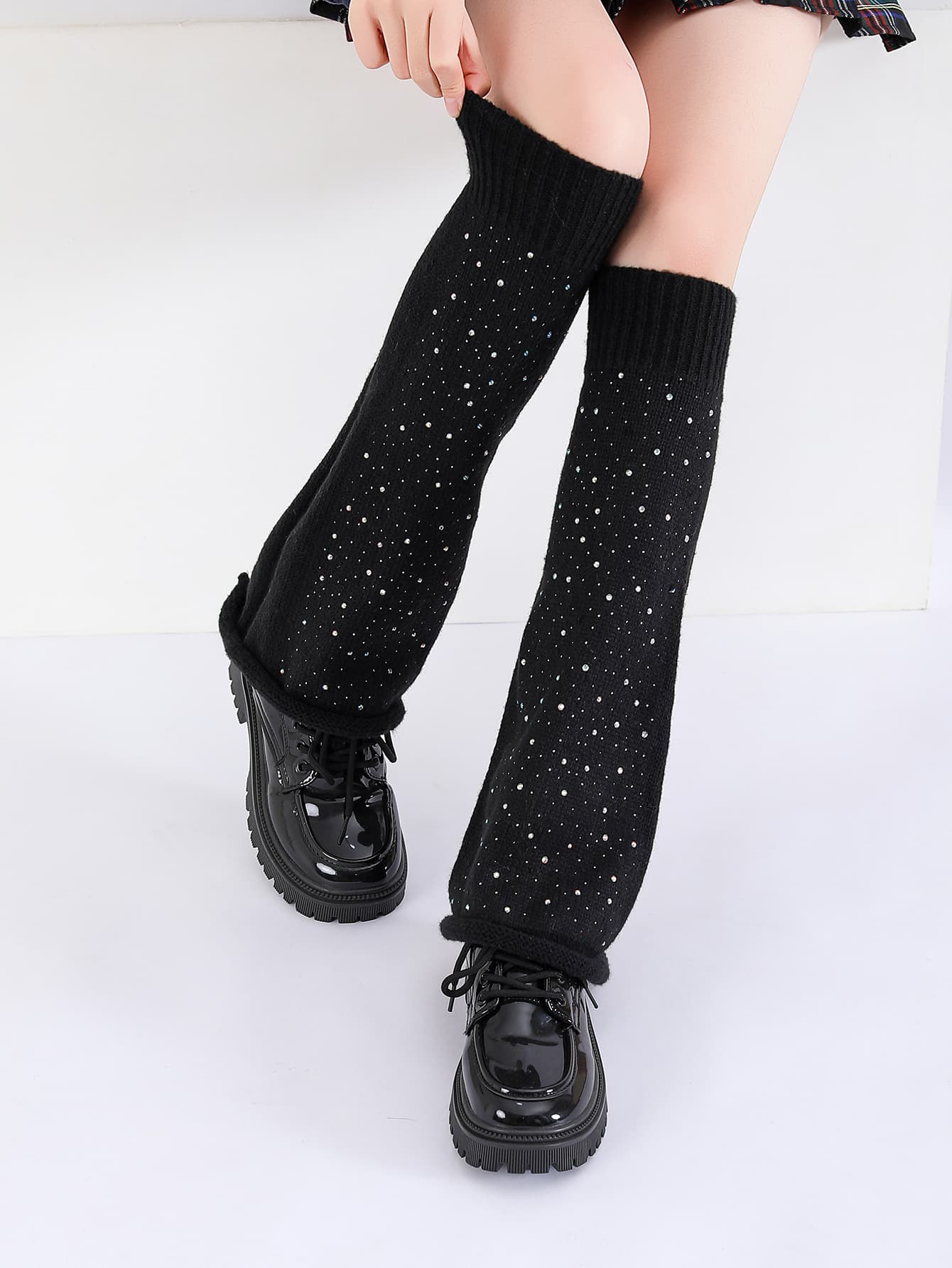 Calcetines anchos con detalles de strass y colores neón