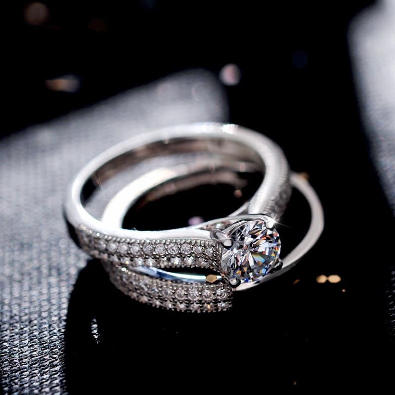 Anillo de propuesta luxury con zirconia simulada corazón y flecha