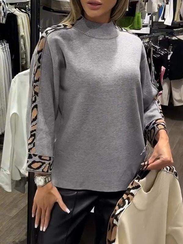 Blusa con cuello turtleneck y estampado leopardo contraste