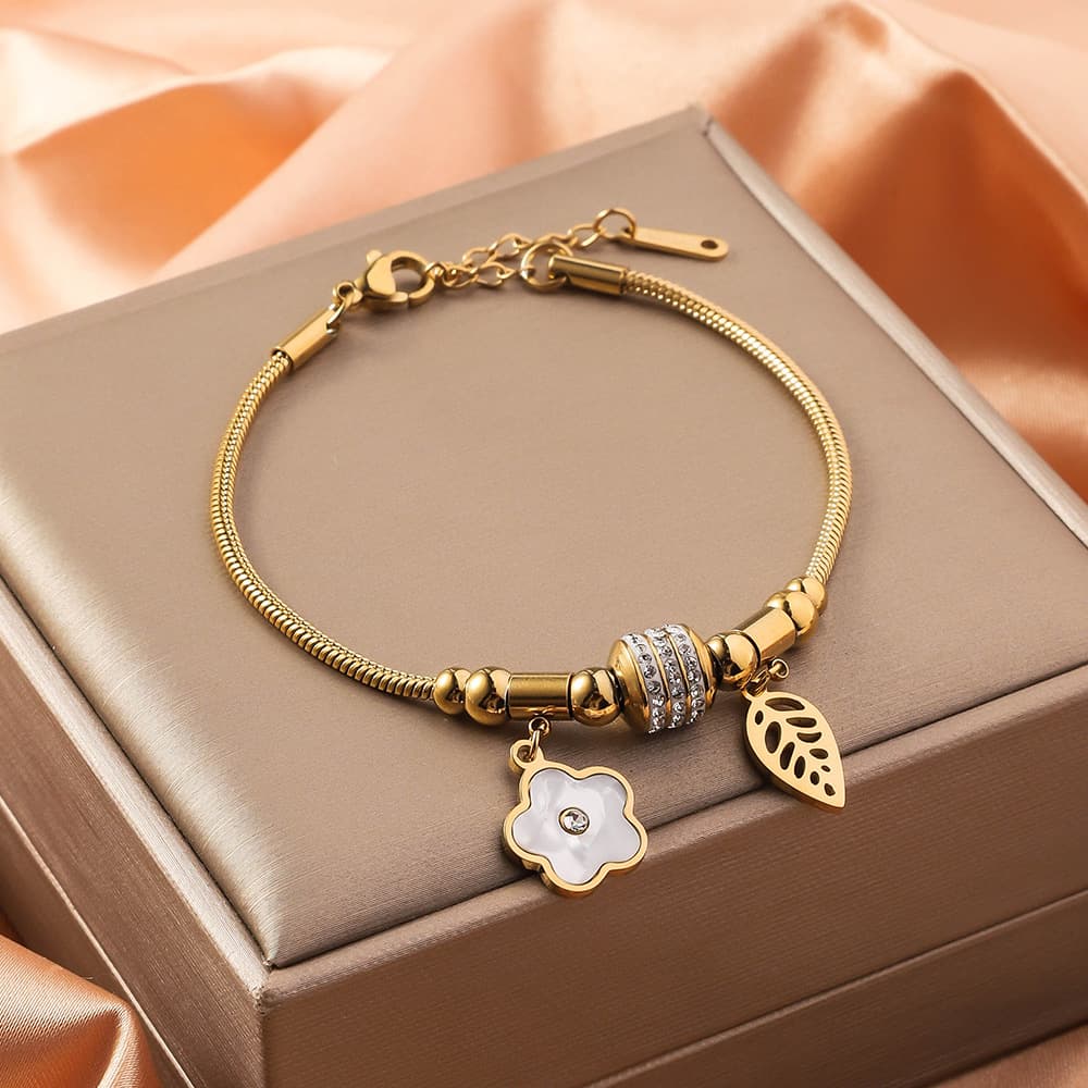 Pulsera de acero inoxidable con diseño geométrico dorado