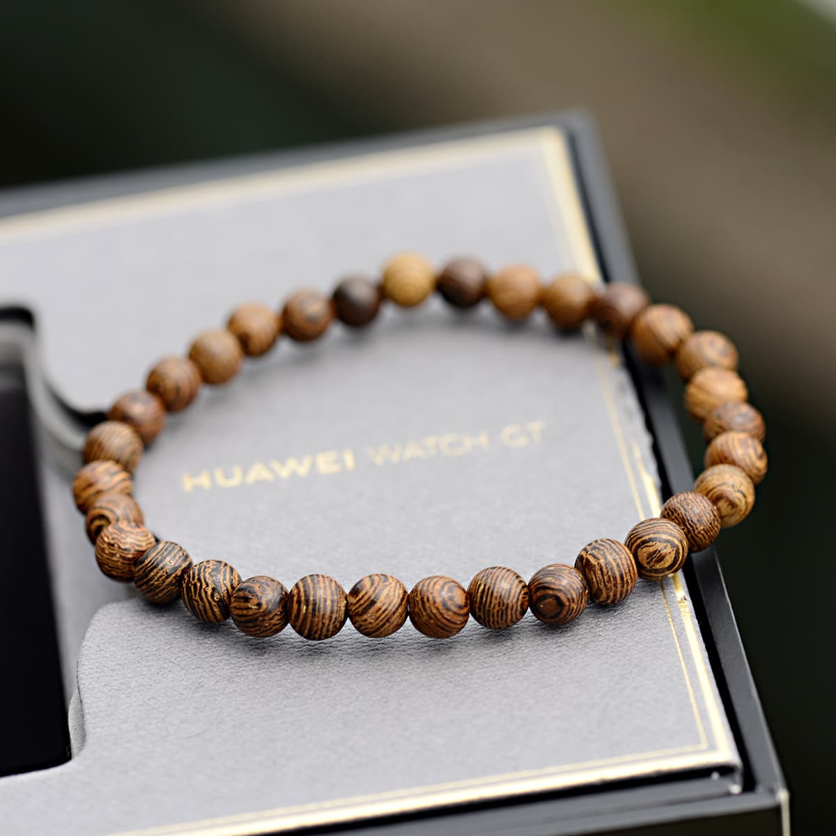 Pulsera de cuentas de madera con cruz
