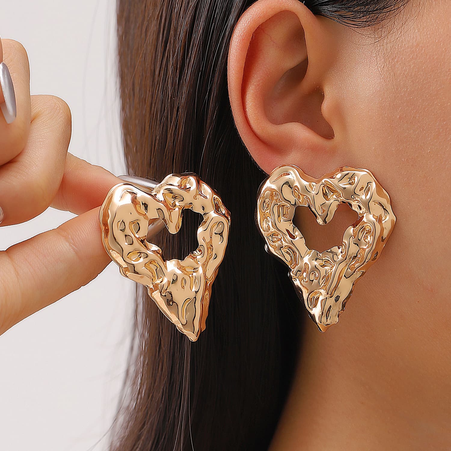 Aretes en forma de corazón hueco con diseño plegado