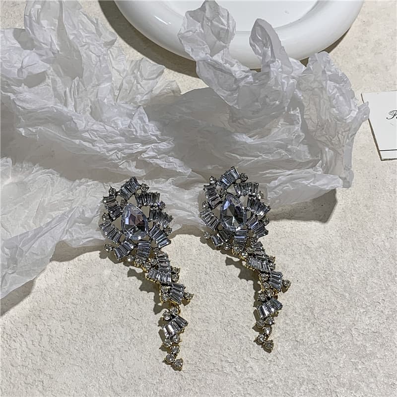 Aretes de diamantes brillantes con diseño de bola exagerada