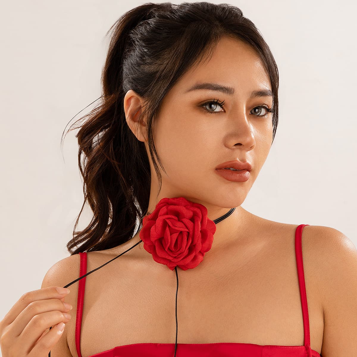 Collar de rosa roja con cadena de cera y aretes