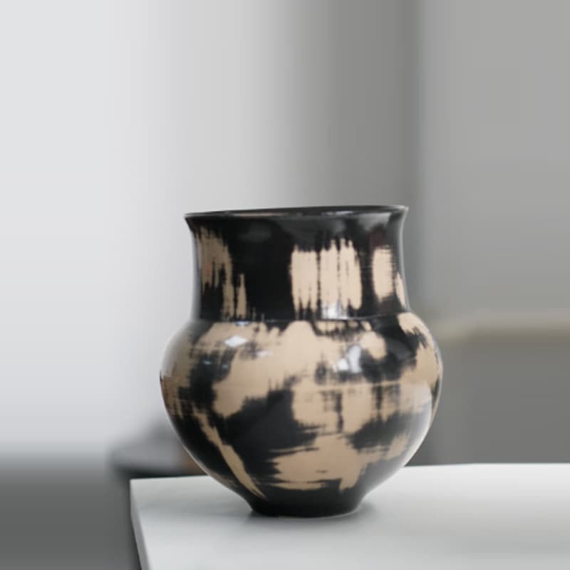 Jarrón de cerámica decorativo con acabado de vidrio
