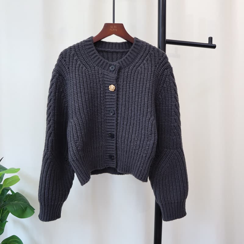 Cardigan grueso de cuello redondo con diseño elegante