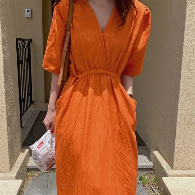Vestido midi con cintura anudada y bolsillos grandes