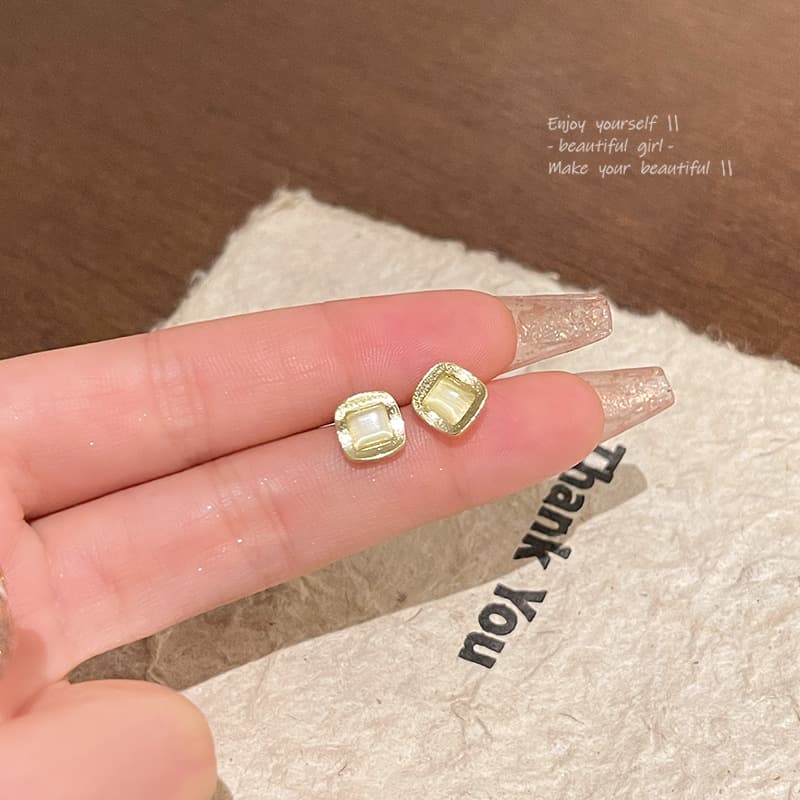 Aretes de aguja de plata con ópalo geométrico