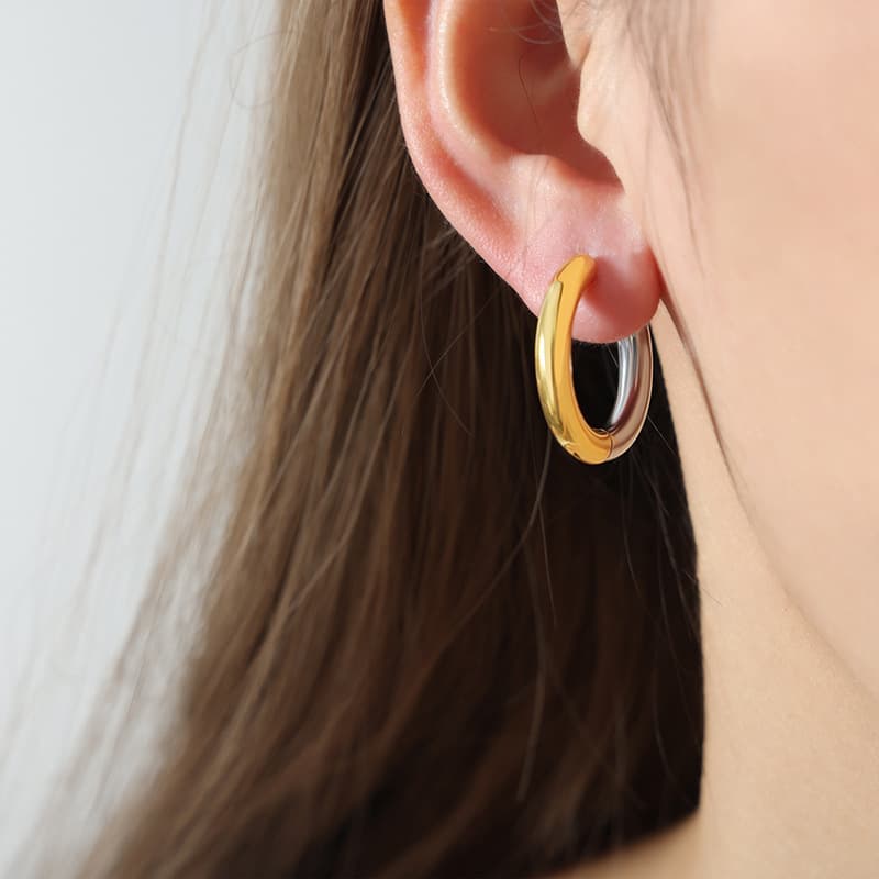 Pequeños aretes de titanio acero con acabado pulido