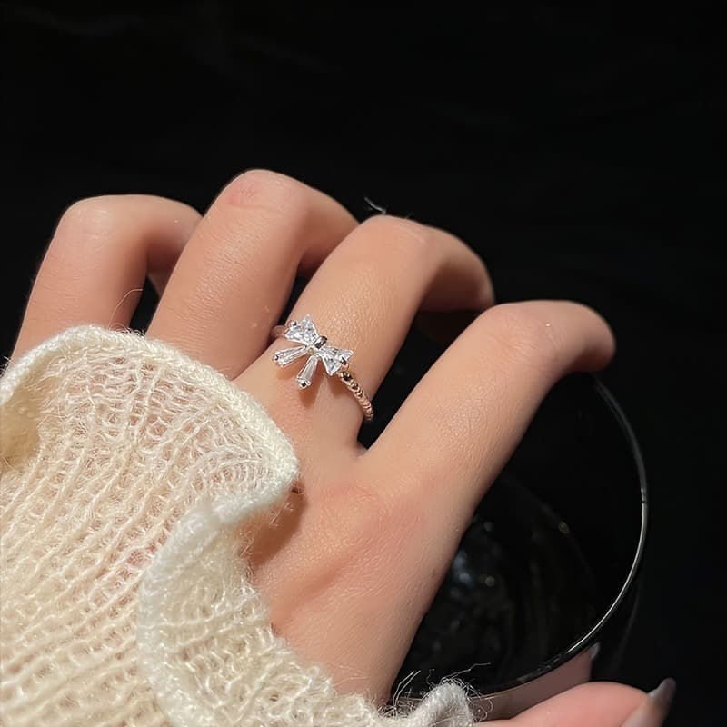 Anillo ajustable con diseño de lazo y cristales