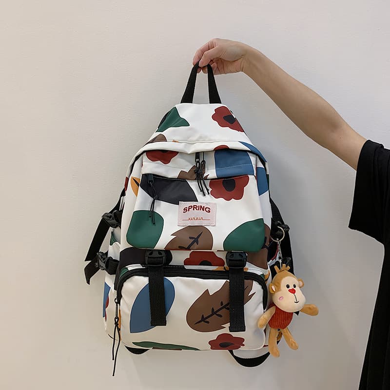Mochila de viaje con patrón geométrico y colores contrastantes