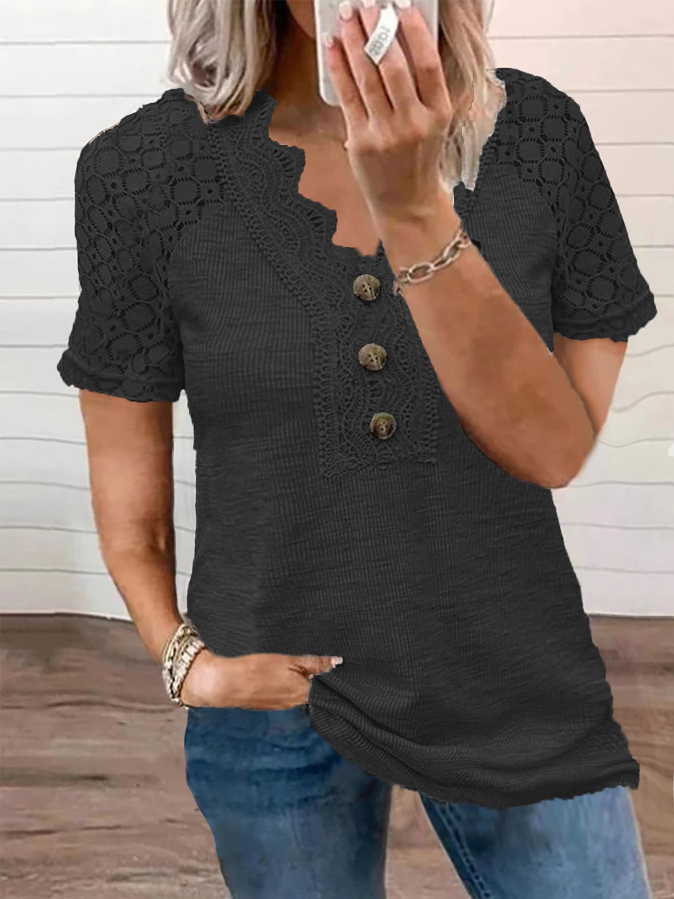 Camiseta mujer escote V botones encaje