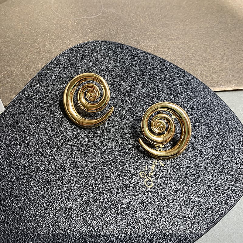 Aretes geométricos chapados en oro
