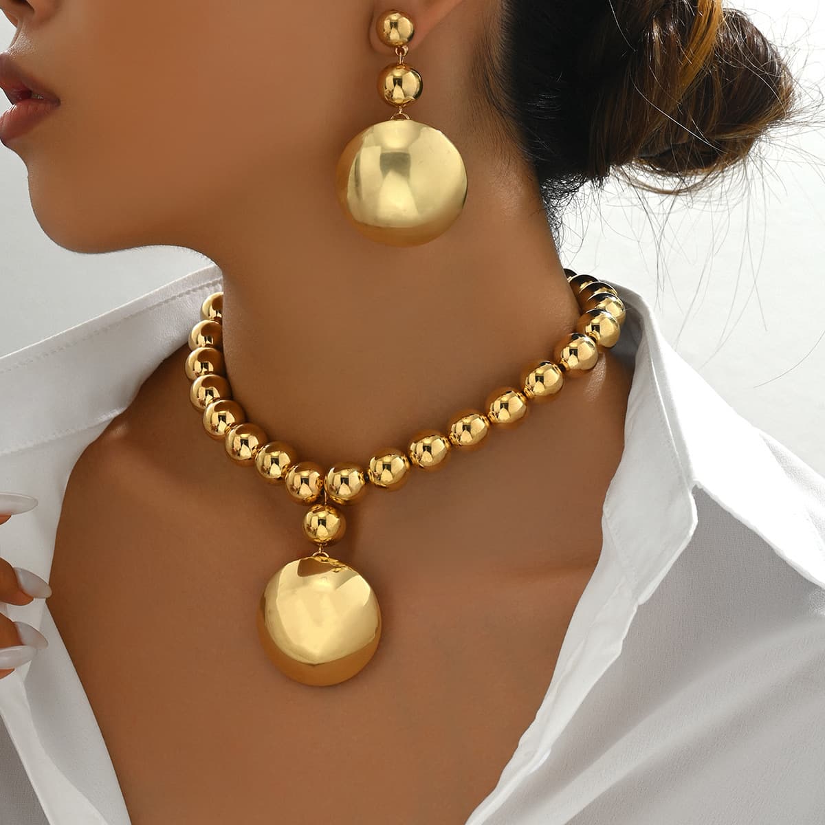 Set de joyería con collar, colgante y aretes de metal