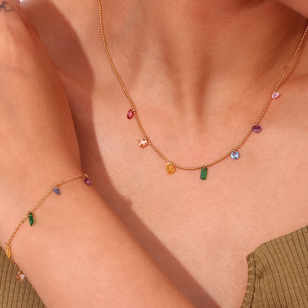Collar minimalista de acero titanio con circón
