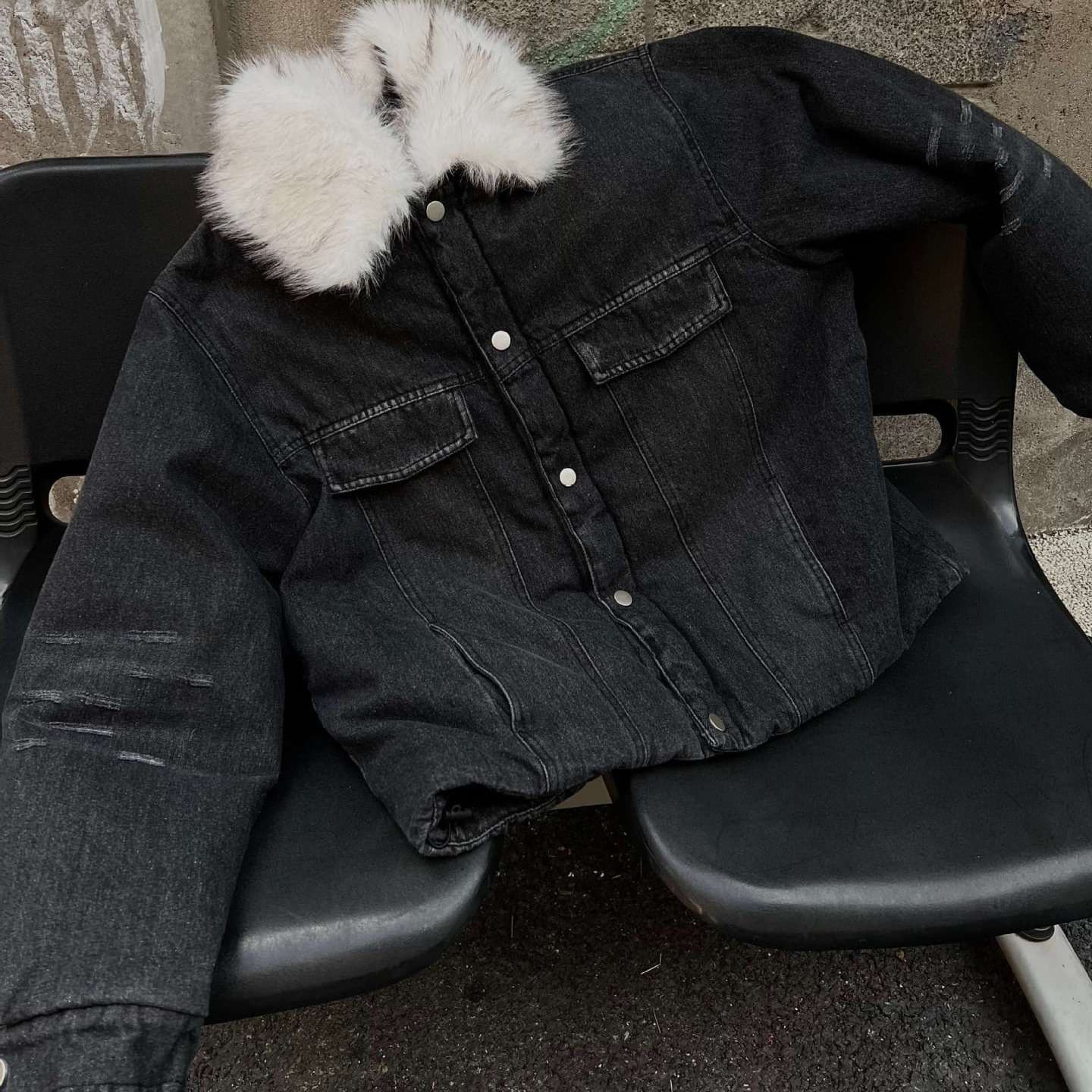 Chaqueta de mezclilla con cuello de peluche