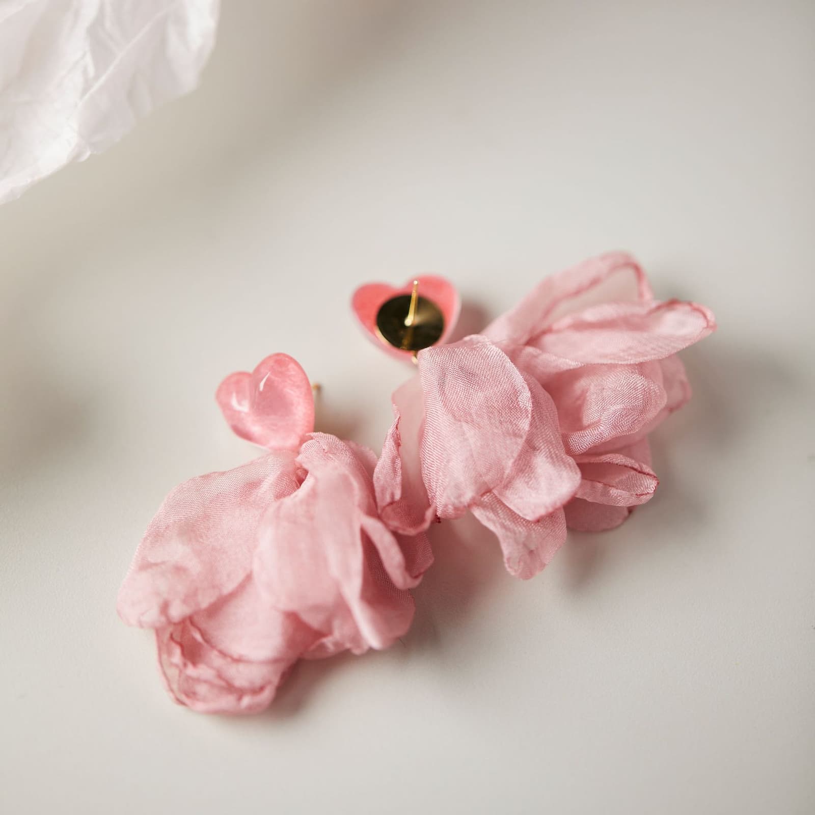 Aretes de corazón con flores, diseño exagerado