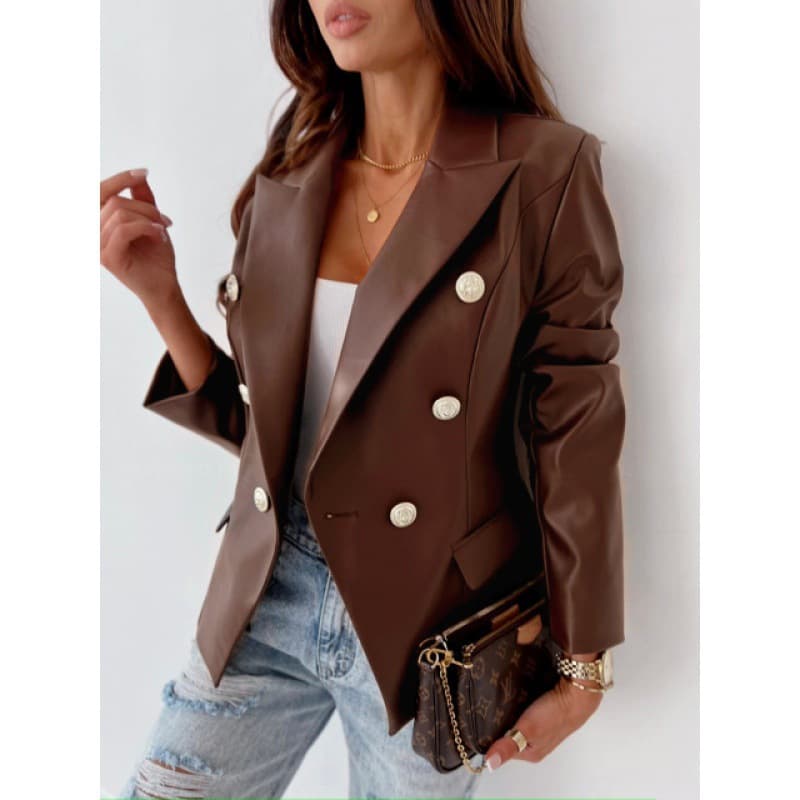 Traje de cuero sintético con doble botonadura y manga larga